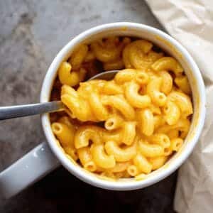 mac and cheese in a mug